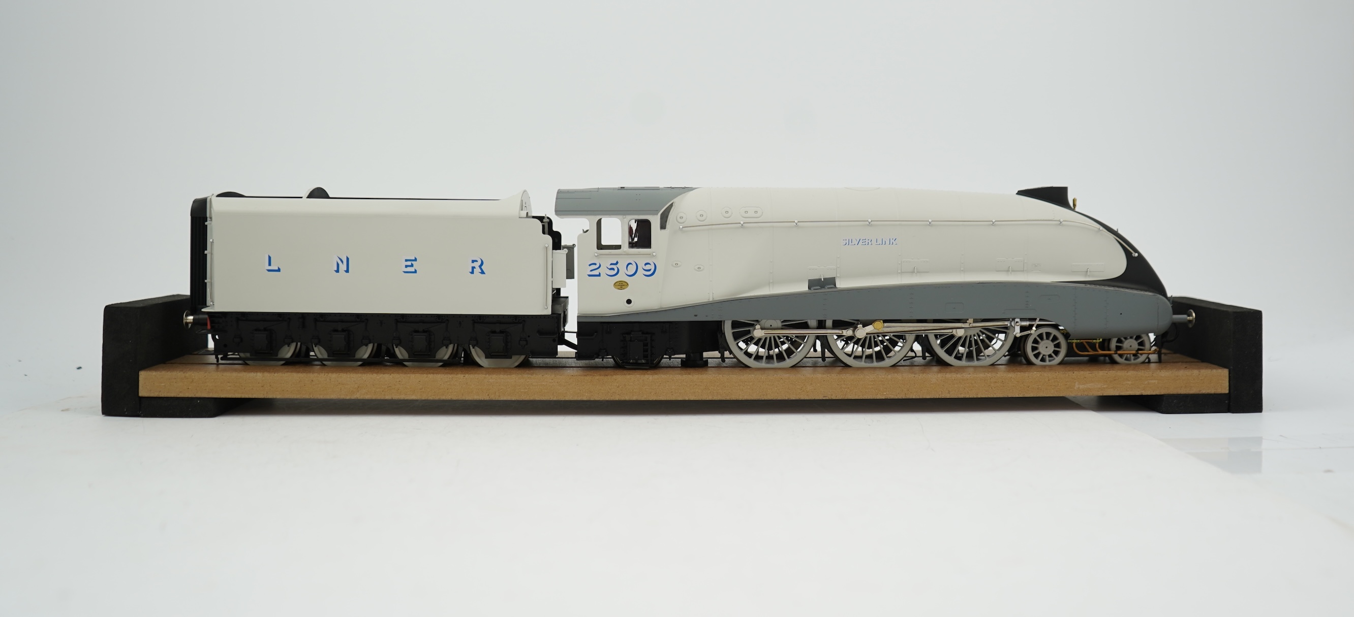 A boxed 0 Gauge Hattons Originals (H7-A4-001) model of LNER Class A4, Silver Link 2509, 4-6-2 tender locomotive, powered for two rail operation, with detailing elements and instruction manual.